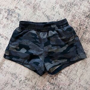 Old Navy girls Gray and Black Camo Shorts size small 6-7